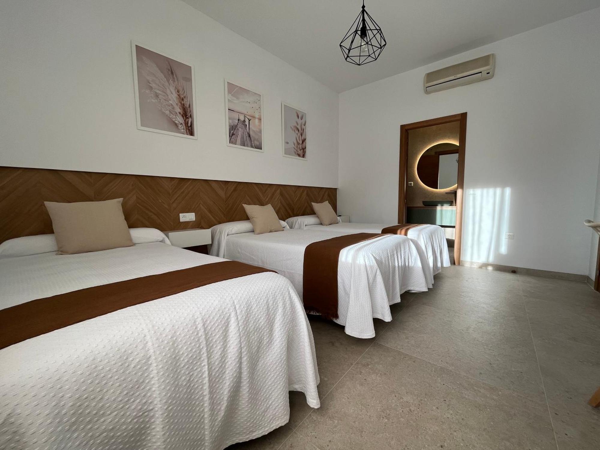 Hostal Parador De Los Llanos Torreorgaz Buitenkant foto