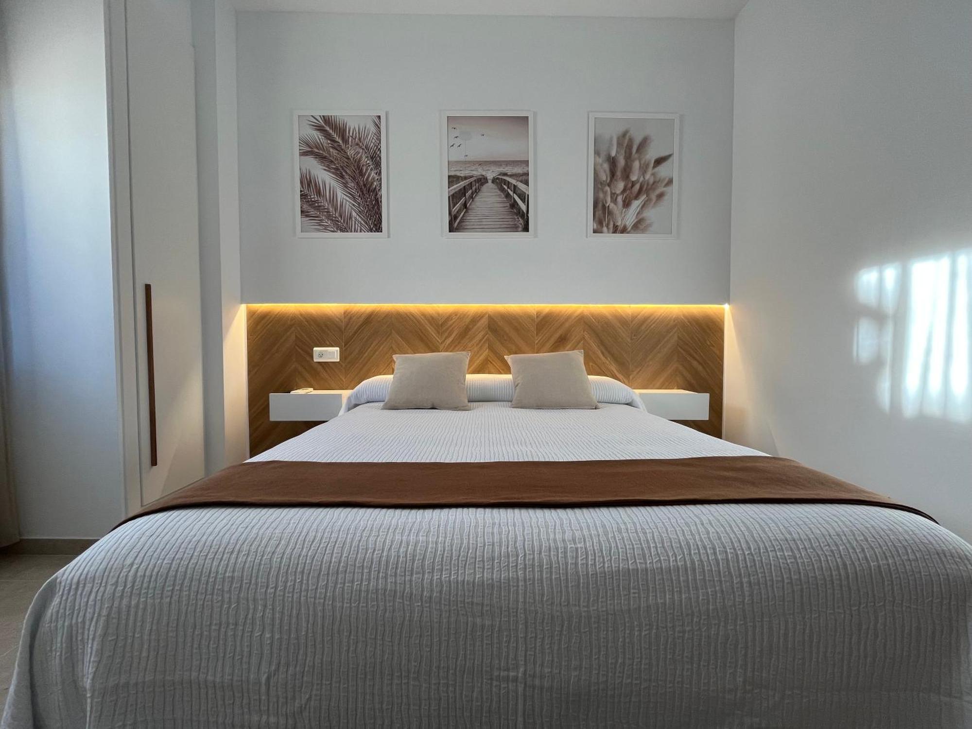 Hostal Parador De Los Llanos Torreorgaz Buitenkant foto
