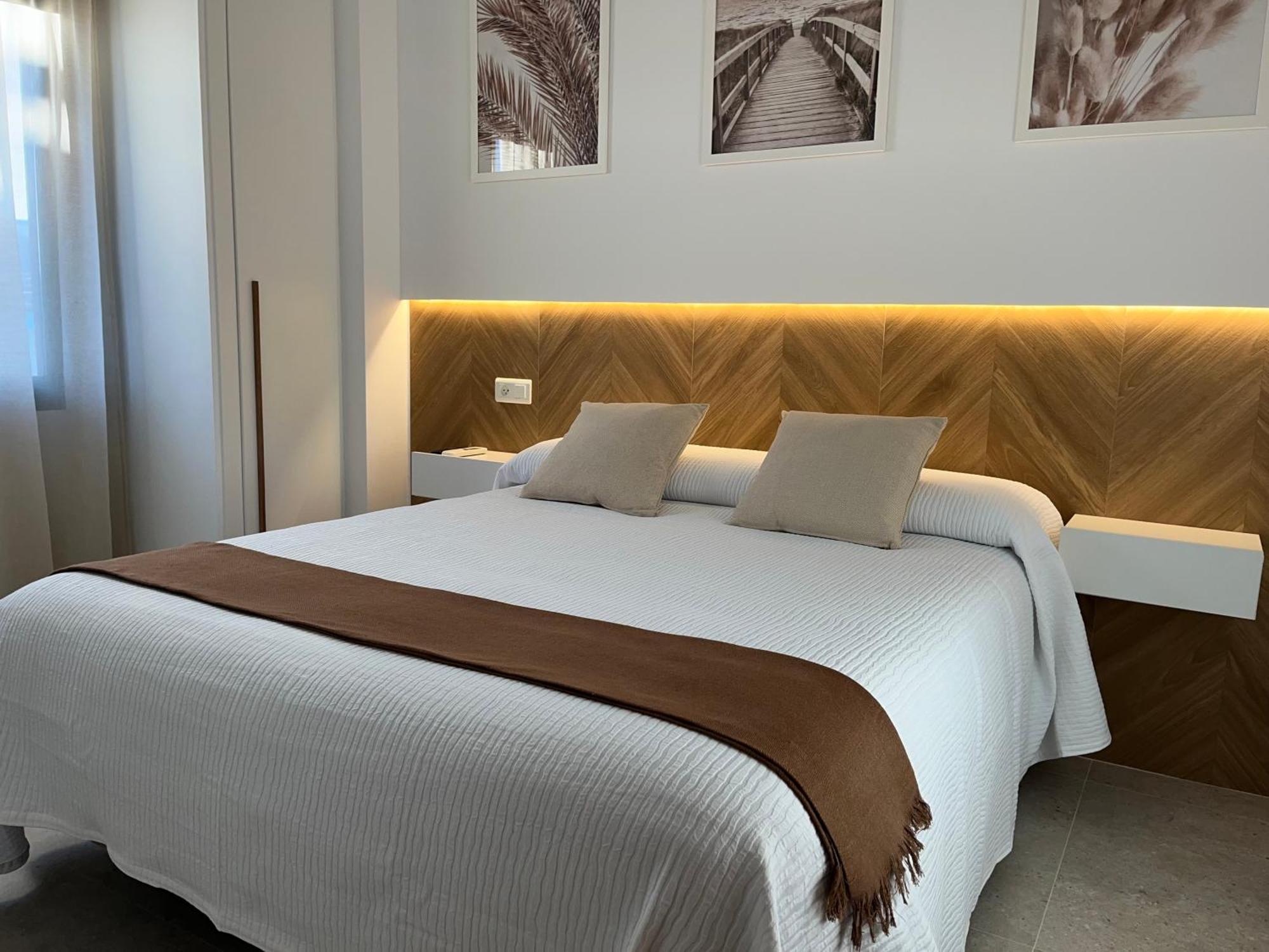 Hostal Parador De Los Llanos Torreorgaz Buitenkant foto