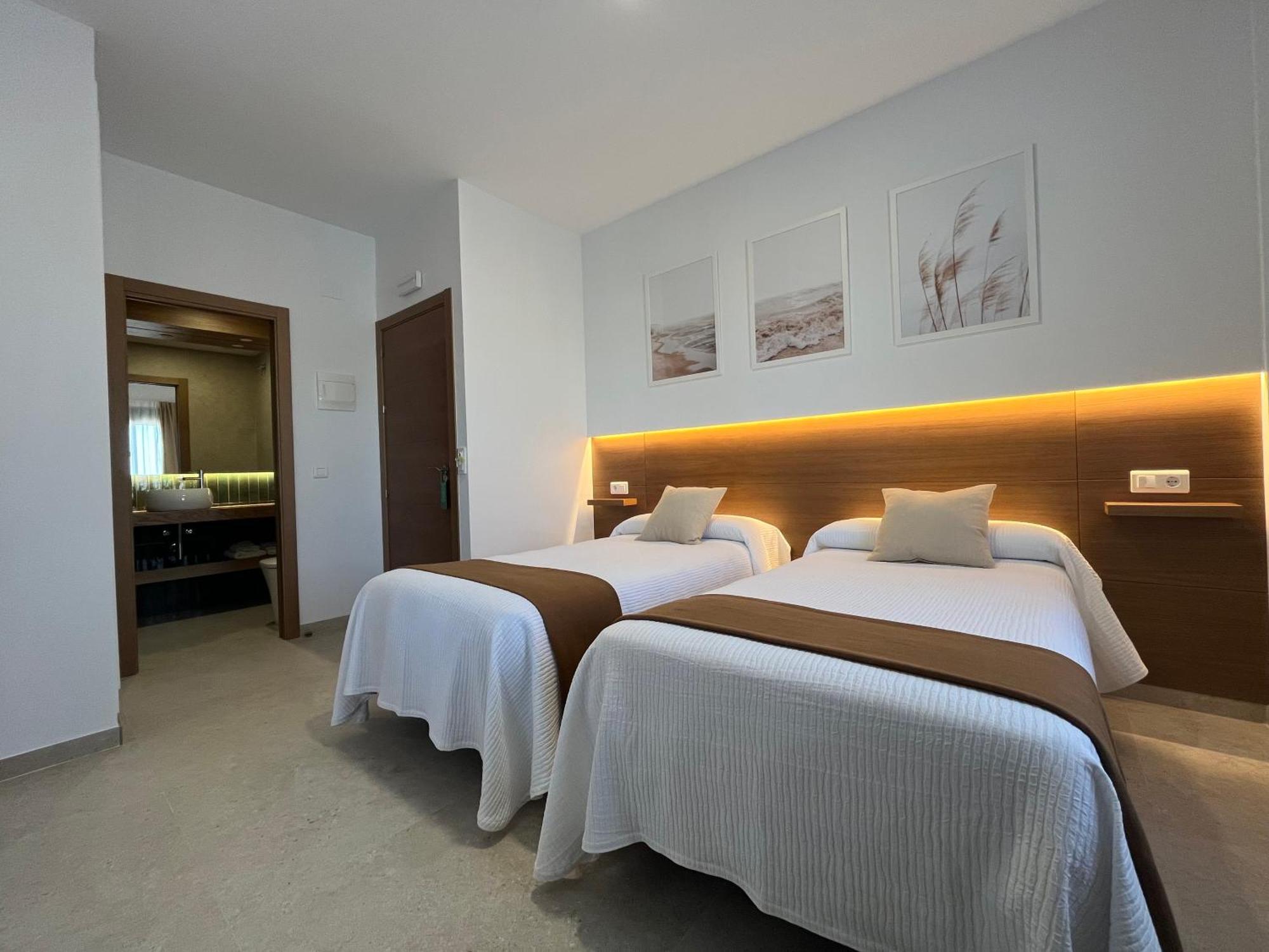 Hostal Parador De Los Llanos Torreorgaz Buitenkant foto