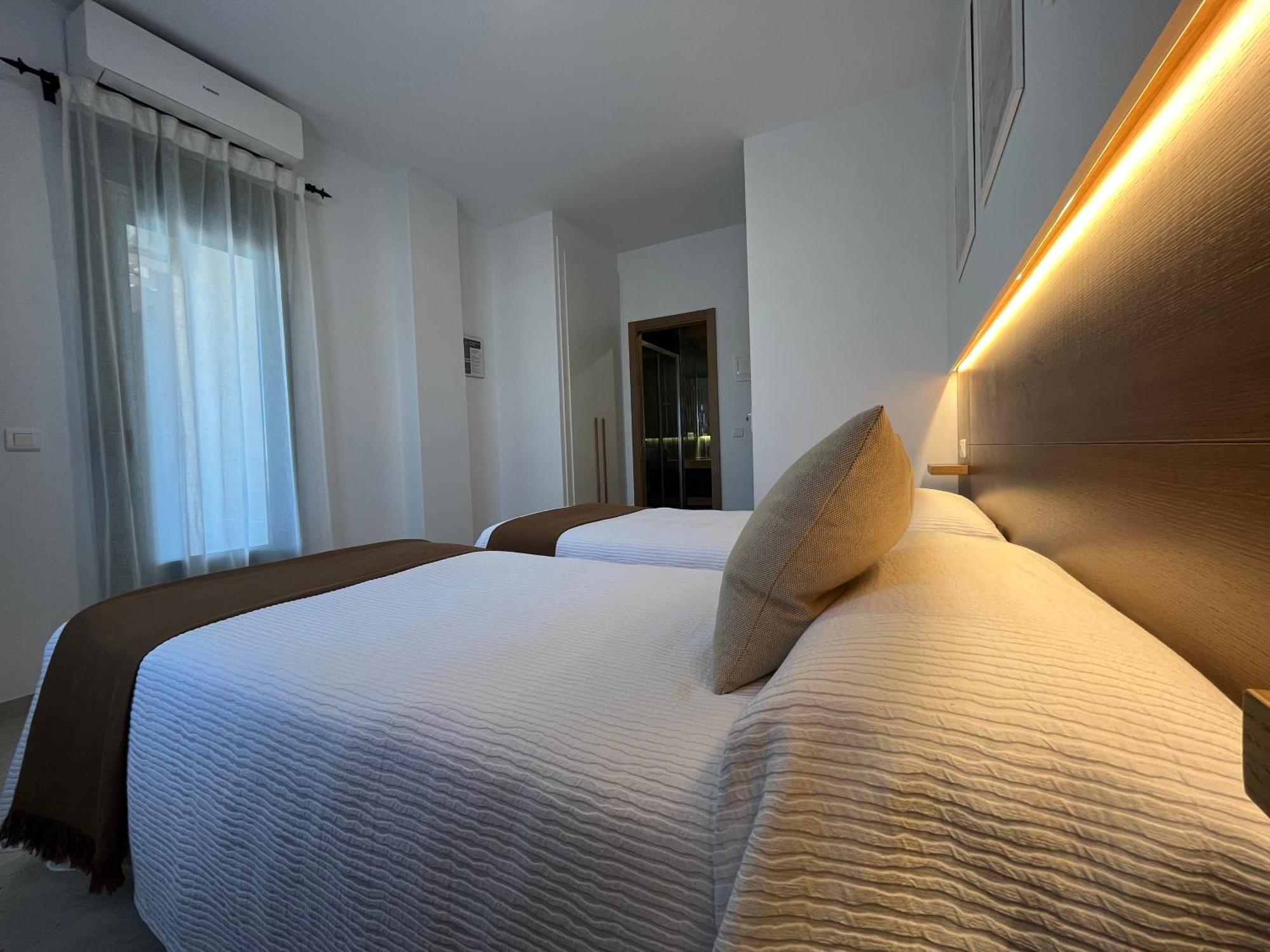 Hostal Parador De Los Llanos Torreorgaz Buitenkant foto